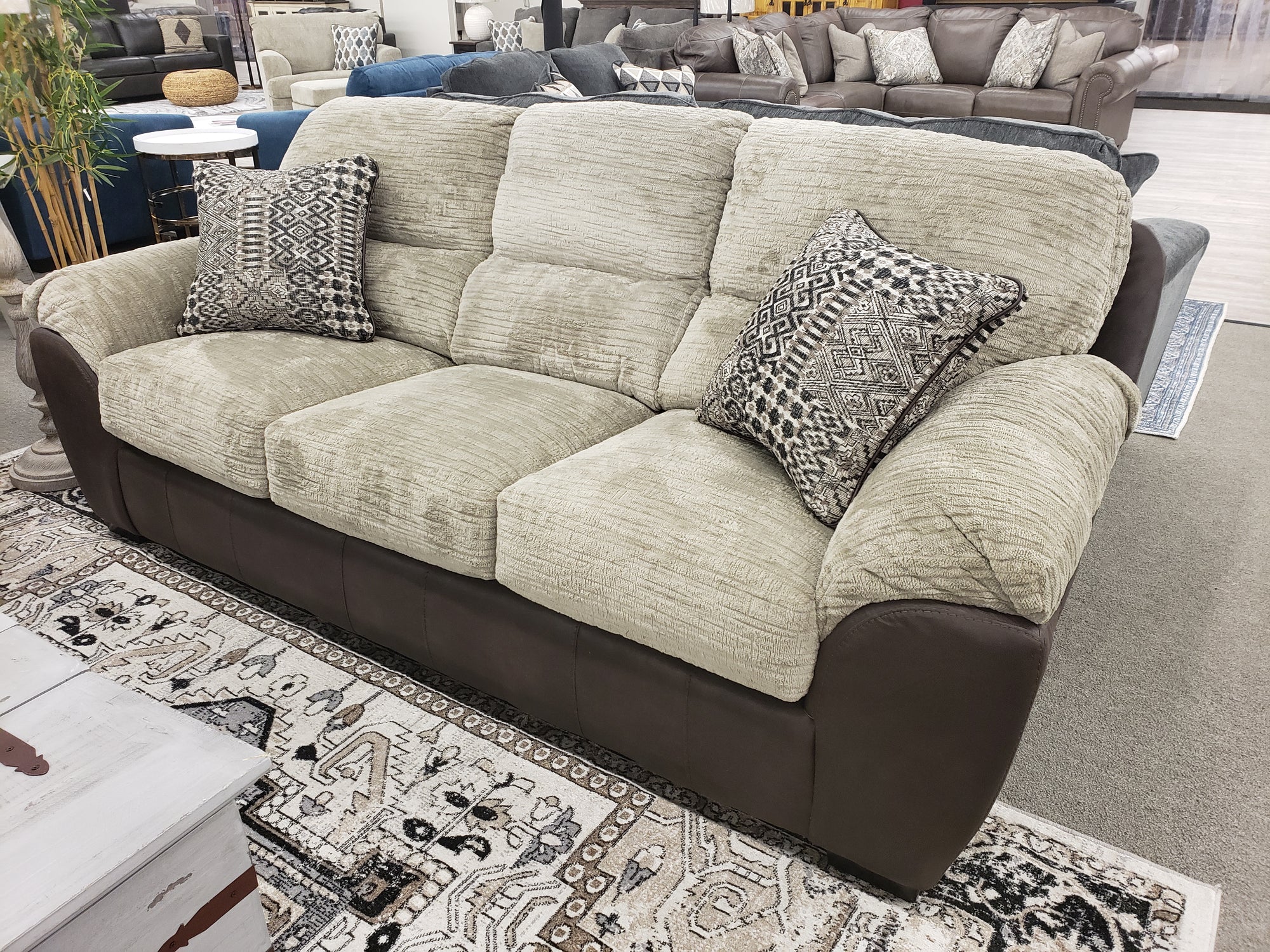 6566 FI-CNJ Sofa And Loveseat