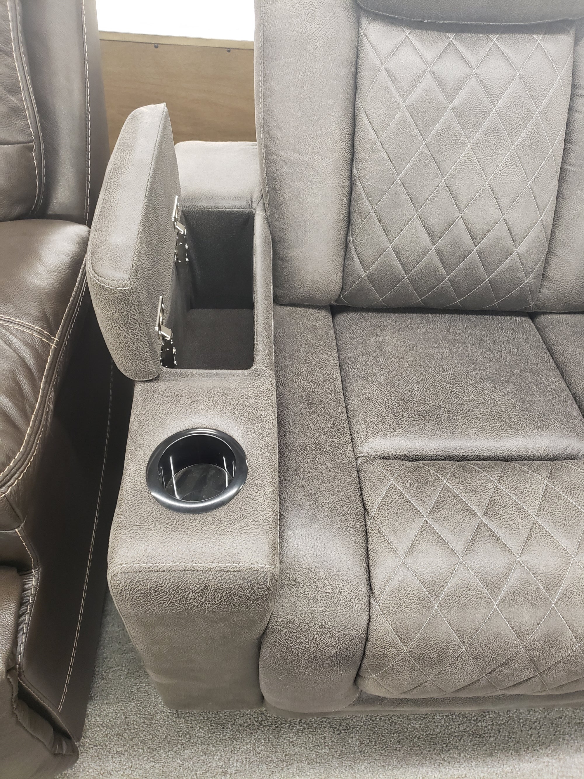 041 FI-A PWR Recliner W/ADJ Headrest