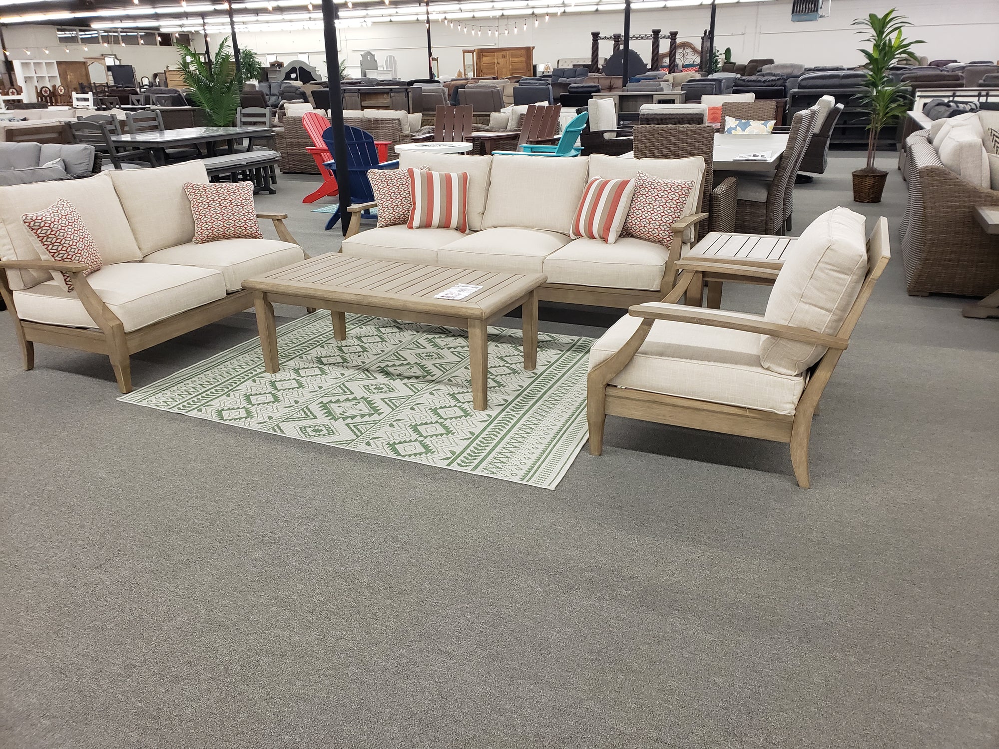 P912 FI-A Outdoor Sofa & Loveseat