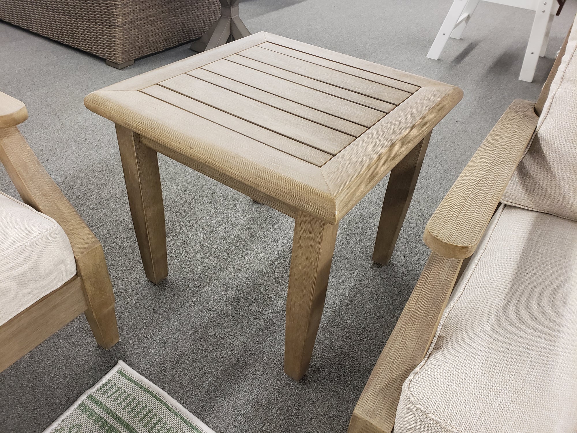 P916 FI-A Outdoor Cocktail Table