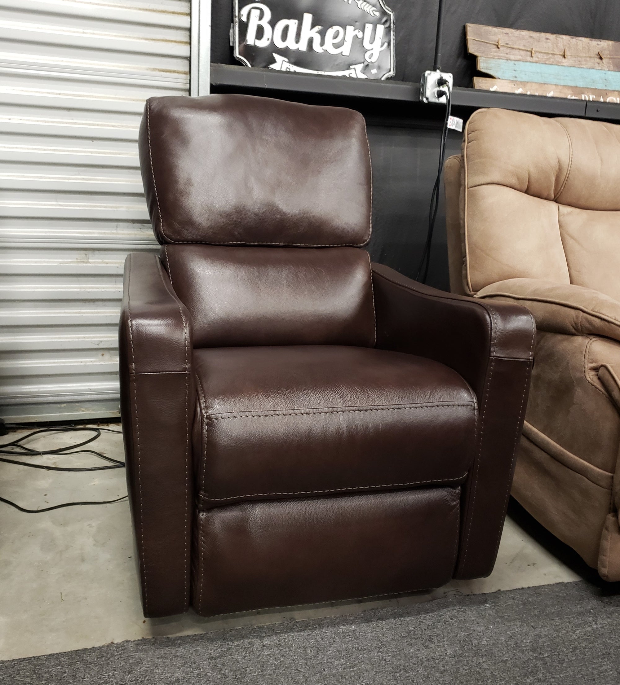 UKX289hm FI-CHM PWR Recliner w/ ADH Headrest and Lumbar