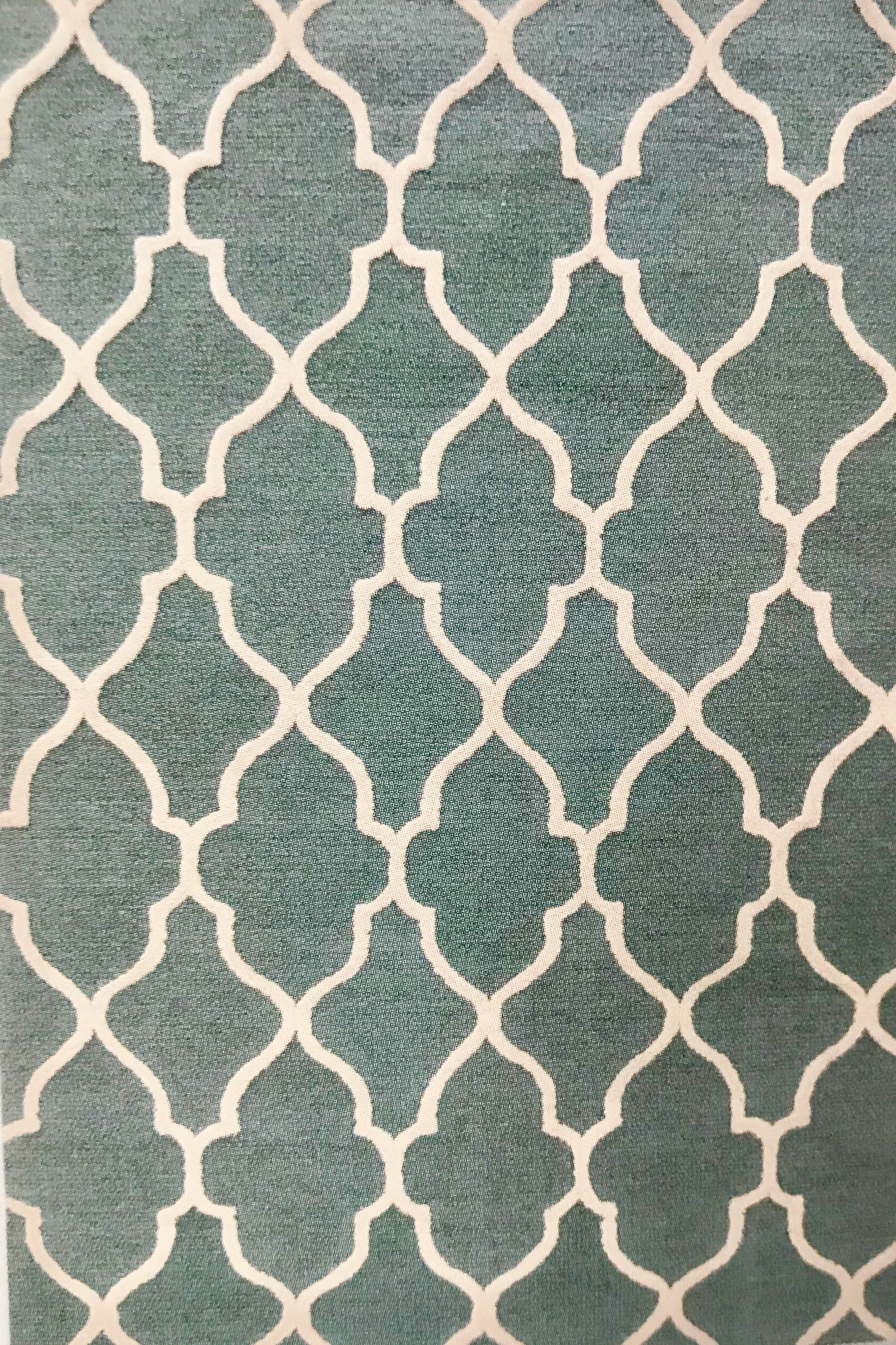 TA81768FIP Trio Aqua and White Rug 5' x 7'