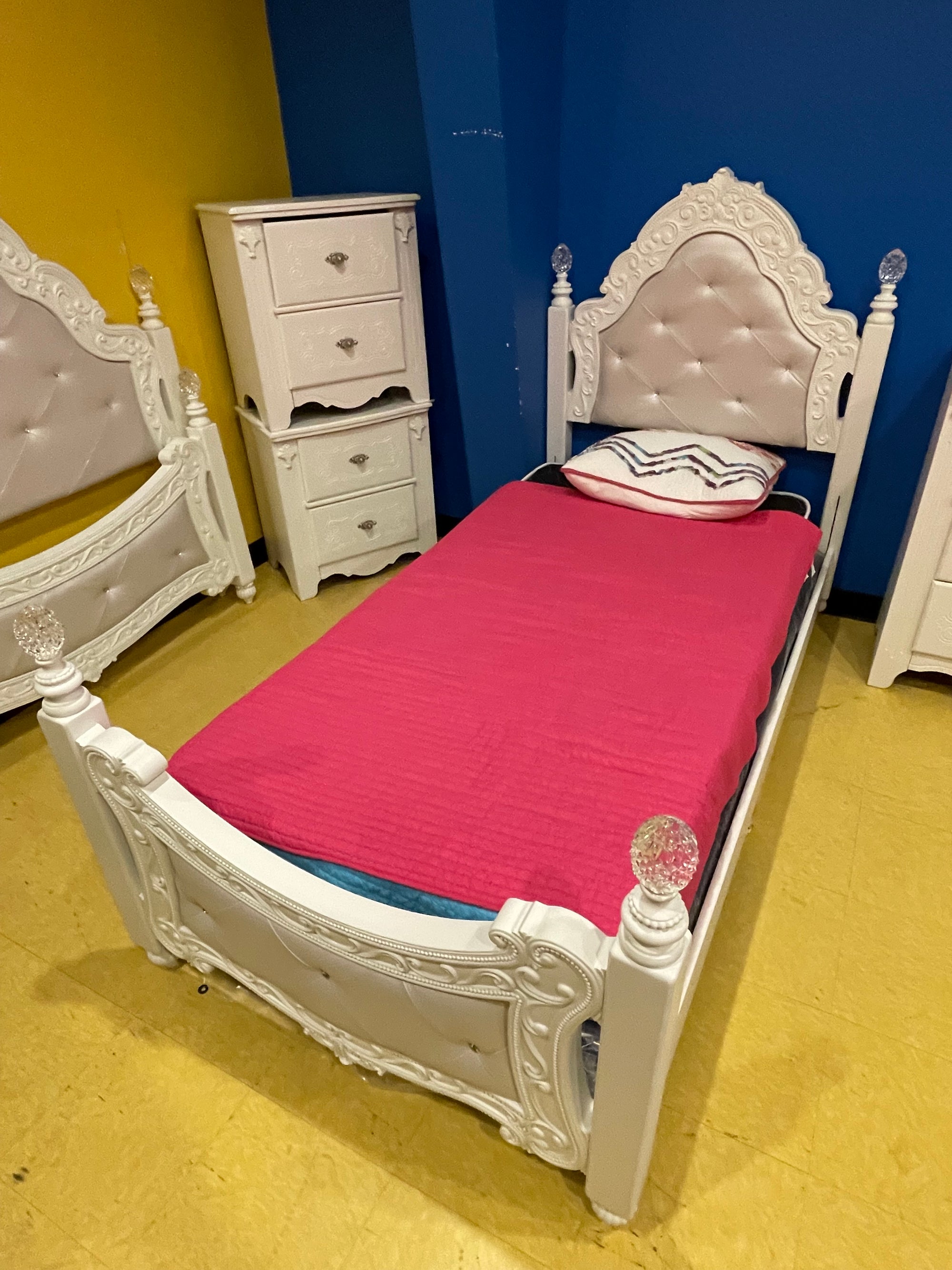 B299 FI-A Twin Poster Bed Set