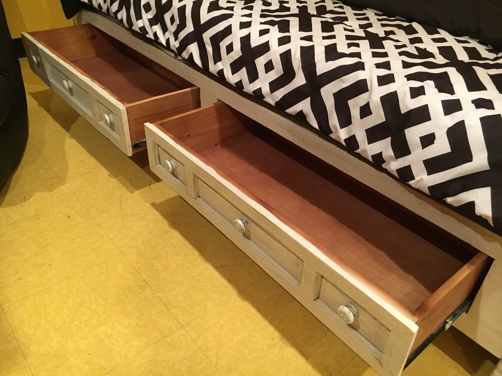 Jon-88-DBFI Stressed White Daybed w/Storage