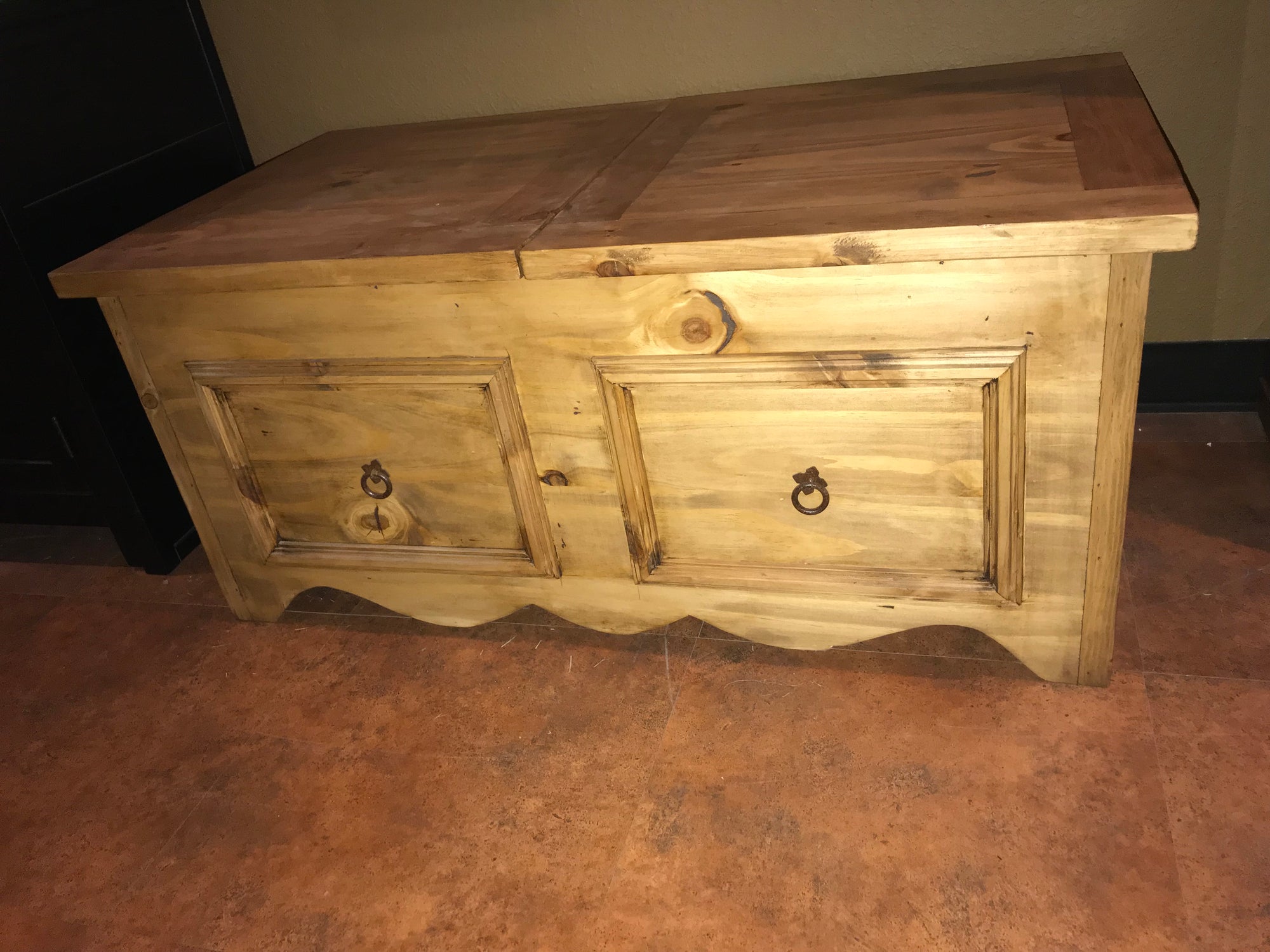 LT CEN126 FI Slide Top Cocktail Table