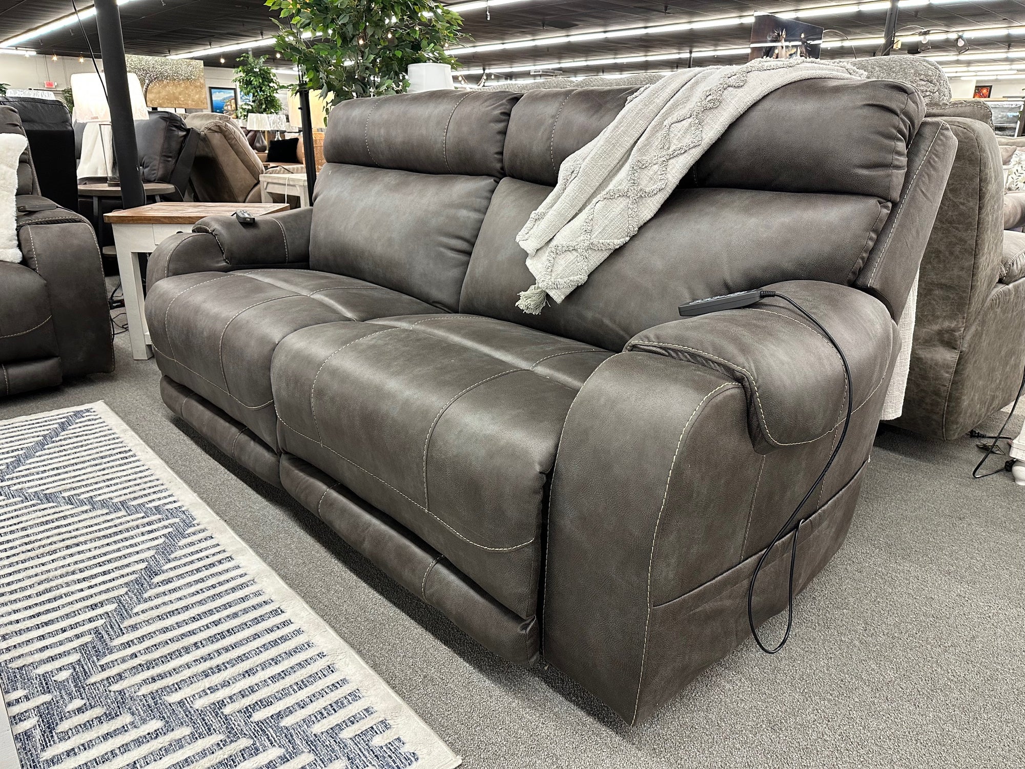 413 FI-CNJ PWR Reclining Sofa And Loveseat W/ADJ Headrest, Heat & Massage