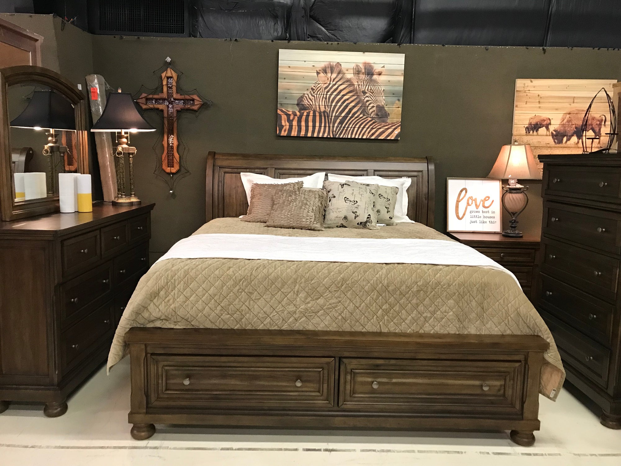 B820 FI-A Sleigh Bed with Storage Set